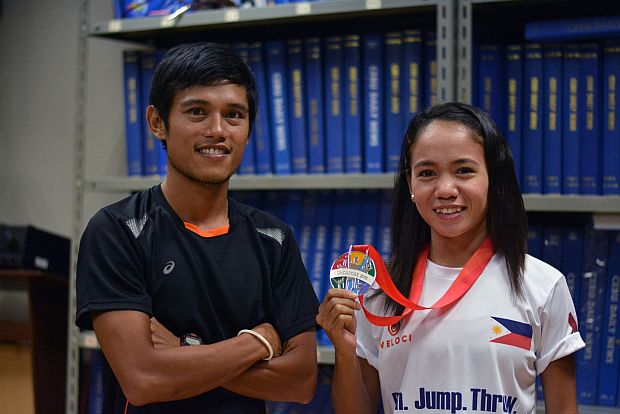 John Philip Dueñas (left) and Southeast Asian Games medalist Mary Joy Tabal during a recent visit to the Cebu Daily News newsroom.(CDN/CHRISTIAN MANINGO)