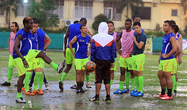 Former Azkals captain Emilio "Chieffy" Caligdong (third from left) and the rest of the ERCO Bro-Green Archer's United look frustrated after learning that their finals game against Leylam FC was cancelled due to heavy rain.(CDN/TONEE DESPOJO)