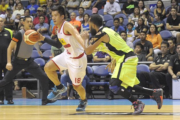 James Yap of the Star Hotshots is hounded by GlobalPort's Stanley Pringle.(PBA IMAGES)