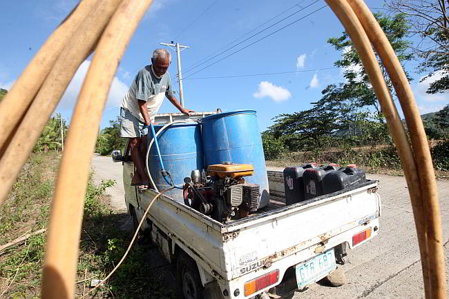 Heat starts draining M. Cebu water sources: Measures in place but farmers feel ‘hot pinch’. In photo is a farmer stocking up on water in this April 9, 2016 photo. 