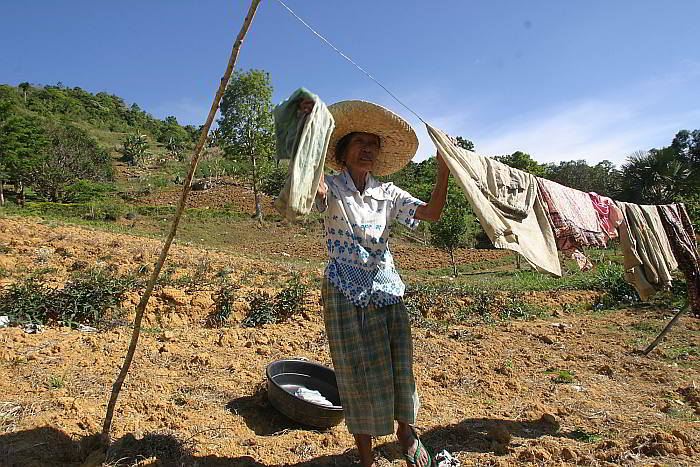 A farmer hangs her clothes in a laundry line in a parched farm in barangay Sirao, Cebu City. (CDN PHOTO/ JUNJIE MENDOZA)