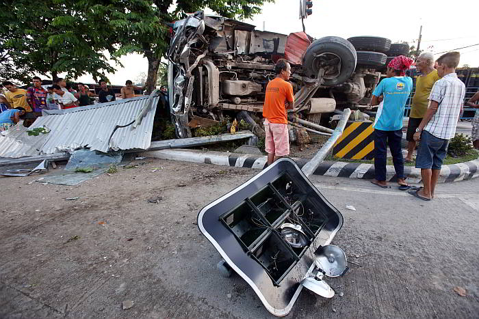 The traffic light at the SRP at a corner in San Isidro fell after truck hit it Tuesday morning. (CDN PHOTO/ JUNJIE MENDOZA)