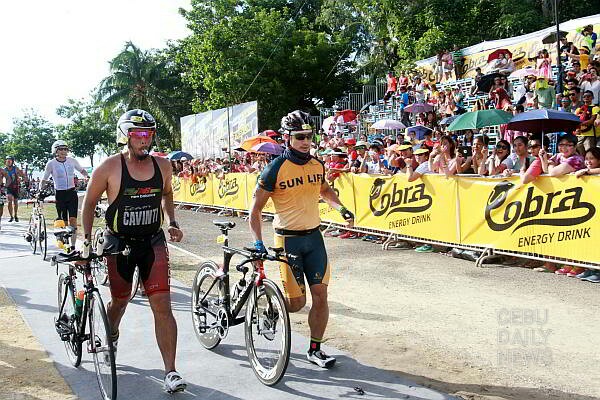 :Actor and crowd drawer Piolo Pascual (in Sun Life Tri uniform) carried his bike from the transition area to the mounting point to start his 90k bike ride of the all men's relay division.(CDN PHOTO/JUNJIE MENDOZA)