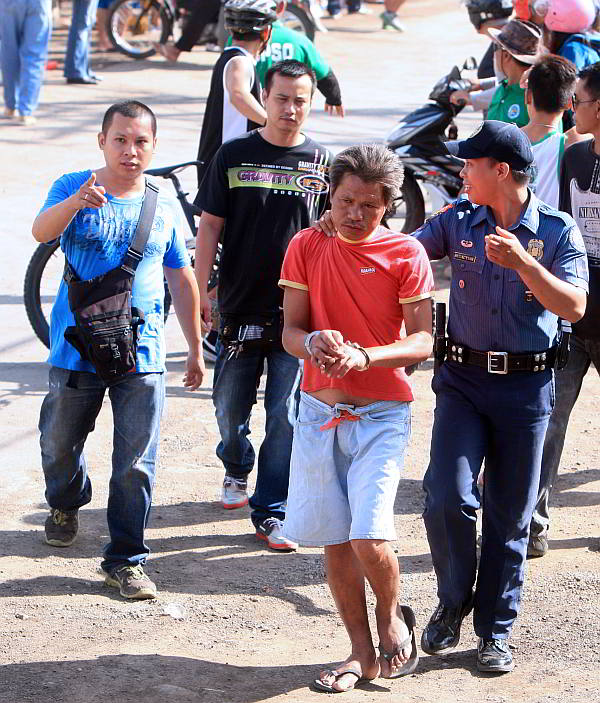 Mandaue City Police collared a man who refused to move out of the bike route. The crowd in Plaridel Street was uncontrollable at that time. (CDN PHOTO/ TONEE DESPOJO)