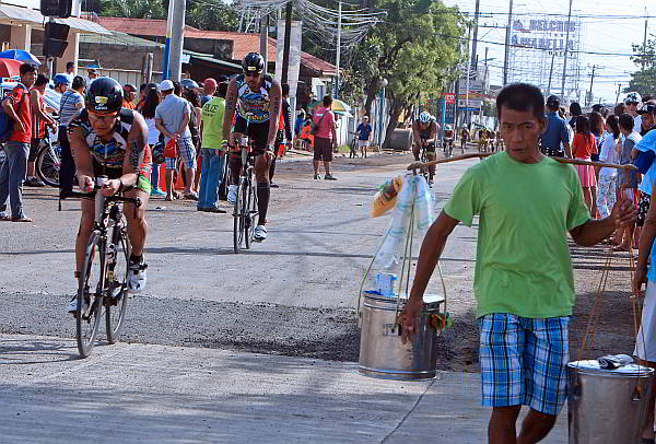 Entrepreneur taho vendor take advantage of the crowd of the Cobra Ironman 70.3 as they pass along Plaridel St Mandaue City. Such small time business benifets of this hosting sports tourism which participated some two thousand triathletes in Cebu. (CDN PHOTO/TONEE DESPOJO)
