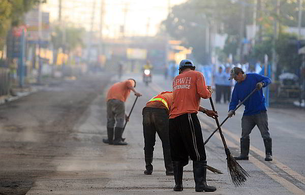DPWH personnel clean the road early morning for the Cobra Ironman 70.3 route along Plaridel St Mandaue City.(CDN PHOTO/TONEE DESPOJO)