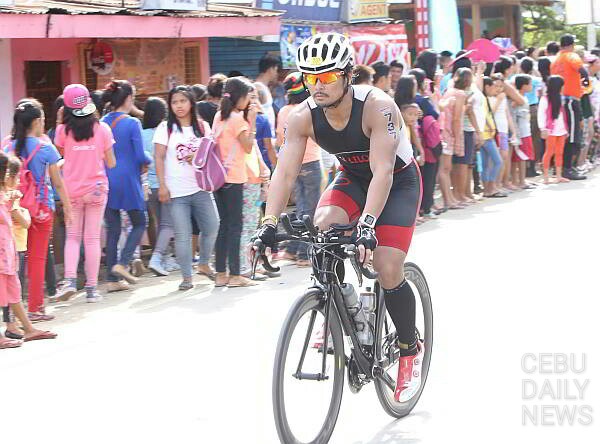 Lilo-an town mayor Duke Frasco on the bike course. (CDN PHOTO/ LITO TECSON)