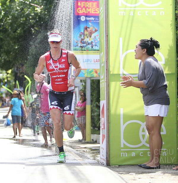 A spectator cheers on Caroline Steffen who dominates the overall pro female of Cobra Ironman 70.3 despite an injured rib after a bike fall in South Road Properties. (CDN PHOTO/ LITO TECSON) 