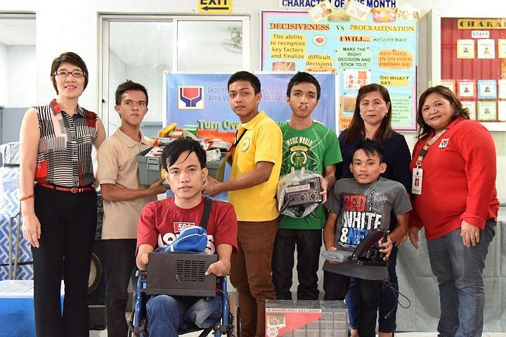 PWDs who completed the Consumer Electronics Repair course at the Area Vocational Rehabilitation Center receive starter kits from DSWD-7 officials, namely, assistant regional director for Operations Shalaine Marie Lucero (extreme left), AVRC II head Herminia Cabahug (2nd from right) and Sustainable Livelihood Program regional coordinator Jennifer Quimno (extreme right). (CONTRIBUTED)