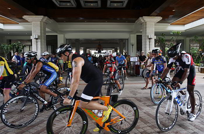 Foreign and local participants of 2015 Cobra Ironman 70.3 prepare the leave Shangri-la Mactan for their final bike out. (CDN PHOTO/ JUNJIE MENDOZA)
