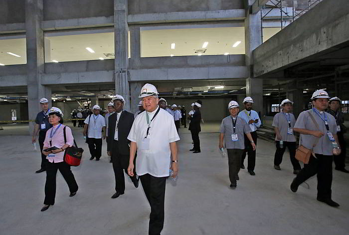 CBCP President and Archbishop Socrates Villegas, (center) seen here during an inspection of the Eucharistic Pavilion in Cebu City last April 25, is eligible for reelection in today’s assembly. 