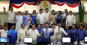 UPBEAT. The Cebu City Council led by their presiding officer Vice Mayor Edgardo Labella (5th from left, top row) with Mayor Michael Rama  (center), Msgr. Boy Alesna (2nd from left, top row) and businessman Bunny Pages (to Alesna’s right) smile for posterity with some doing their best wacky pose during a group shot of their third inaugural session. (CDN/JUNJIE MENDOZA)