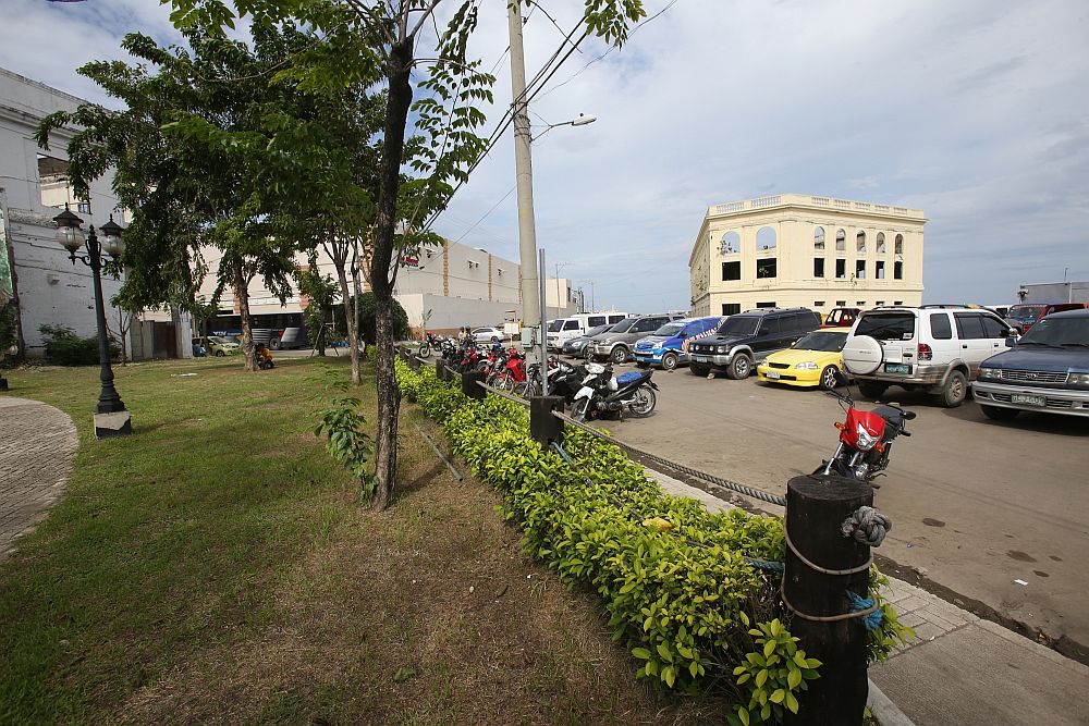 The area covering the Senior Citizens park and the Compania Maritima lot which used to be fenced by the CPA.  (CDN Photo/JUNJIE MENDOZA)
