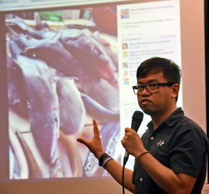  Vince Cinches, Oceans Campaigner of Greenpeace shows a Facebook post of sharks sold in Dalaguete, Cebu. (CDN/JUNJIE MENDOZA)