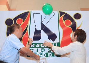 DSWD Assistant Regional Director Shalaine Lucero (right) and assistant regional director Elias Fernandez Jr. of the Department of Interior and Local Government unveil the Kalahi CIDSS-NCDDP logo during the program’s second wave launching. (CDN/TONEE DESPOJO)