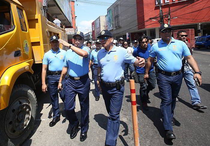 STAYING VISIBLE.  Police regional director Chief Supt. Prudencio “Tom” Bañas (2nd from left) leads a foot patrol along Colon Street with Supt. Renato Dugan, Police Community Relations officer, and Supt. Rex Derilo (right), acting chief of the Regional Intelligence Bureau. (CDN PHOTO/JUNJIE MENDOZA)