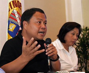 Then Tuburan Mayor Rose Marie Suezo with former congressman Pablo John Garcia during a press conference at the Capitol in this 2008 file photo.