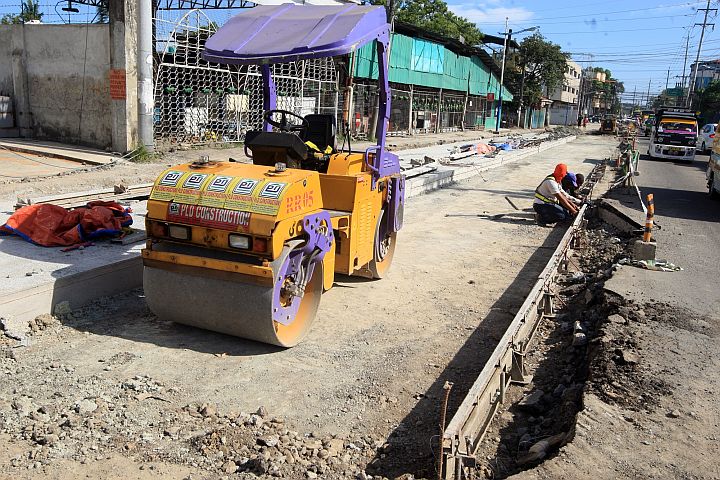  Workers of PLD Construction lay the foundation for the concretization of Plaridel St. in Mandaue City. The project is targeted to be completed before Ironman 70.3 on Aug. 2. (CDN PHOTO/TONEE DESPOJO)