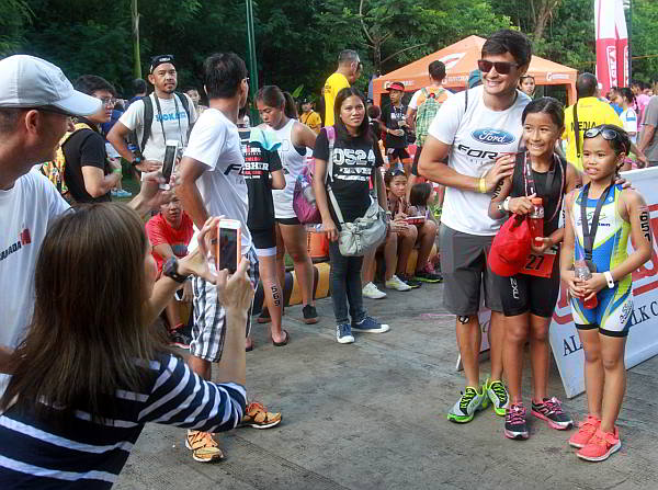 Cobra Ironman 70.3 Philippines endorser Matteo Guidicelli took time to pose with fans.Guidicelli also competes in the Ironman 70.3 race. (CDN PHOTO/ Junjie Mendoza)
