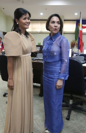 Cebu City councilors Mary Ann delos Santos (left) and Margot Osmeña share a light moment before the 3rd inaugural session of the 13th Sangguniang Panlungsod. Delos Santos is rumored to join BO-PK.  (CDN/JUNJIE MENDOZA)