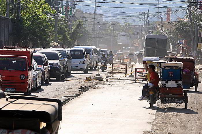 Traffic in Maguikay, Mandaue is congested as road rehabilitation, and drainage upgrading is ongoing along ML Quezon street. (CDN PHOTO/ TONEE DESPOJO)