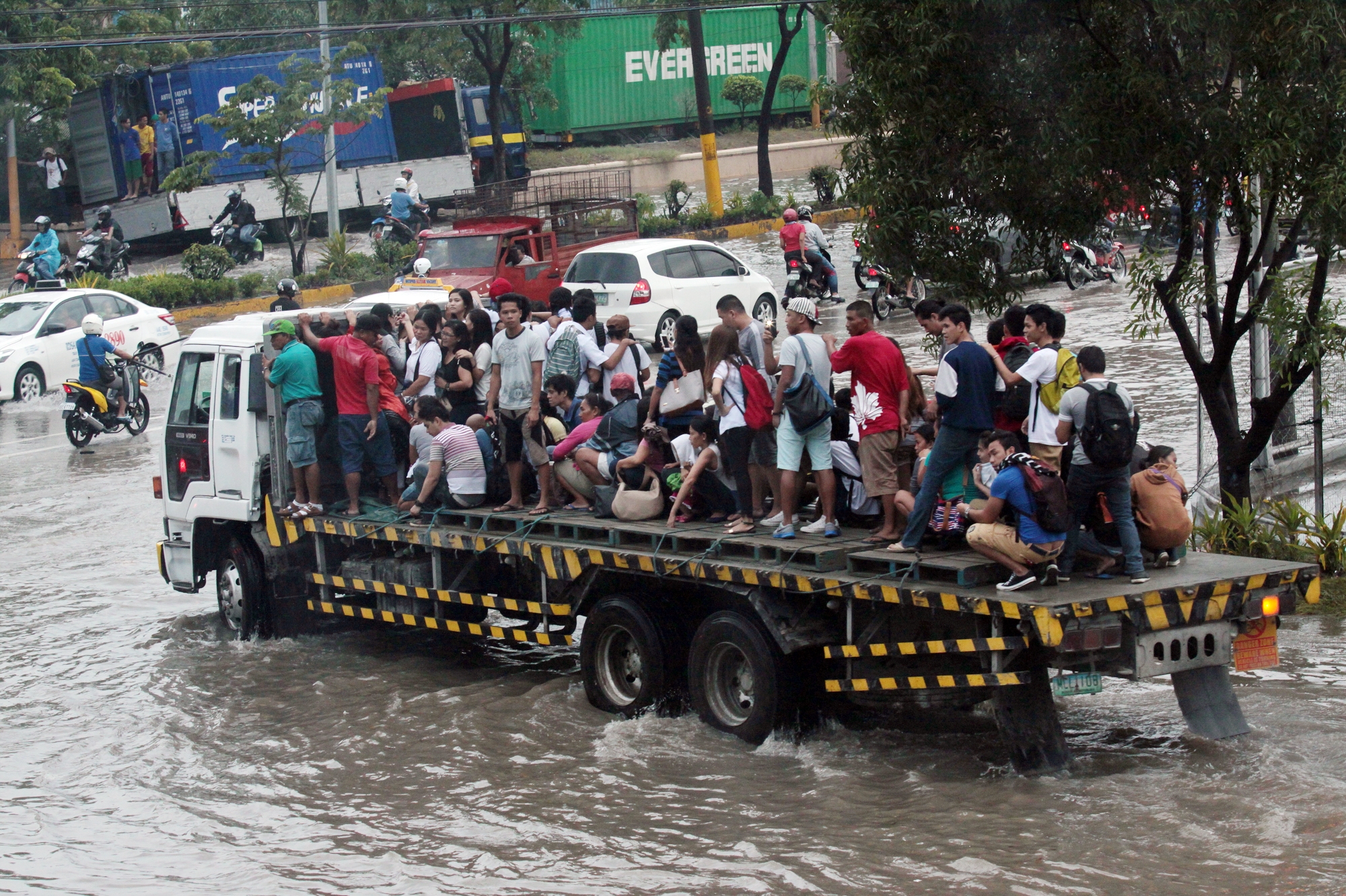 A cargo truck offers a ride to the stranded people at Kaohsiung street North Reclamation Area Cebu City cuase by a heavy rain.(CDN PHOTO/JUNJIE MENDOZA)