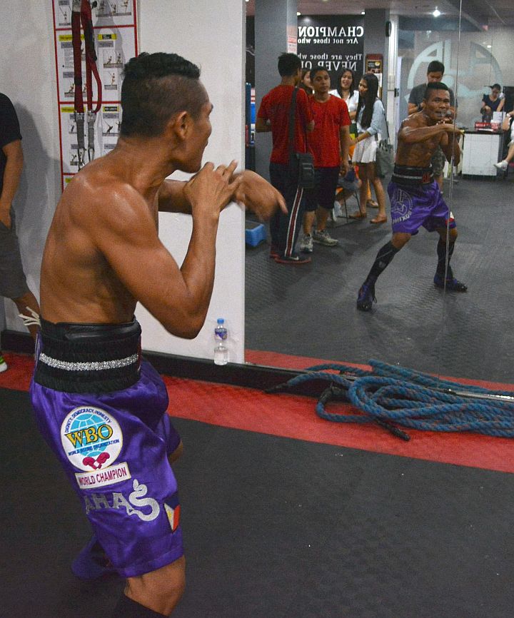 Donnie Nietes trains in front of a mirror at the Paseo Arsenas' ALA Boxing Fitness Gym. (CDN/CHRISTIAN MANINGO)