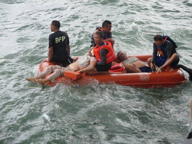 Rescuers rescues passengers of the ill-fated MB Nirvana that capsized off Ormoc. (PHOTO BY JHAY GASPAR)
