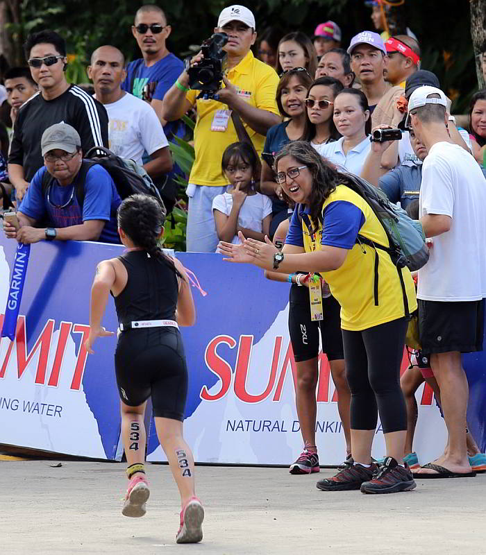 Spectators cheer Alexys Tantuco as she reaches the end of a  one-kilometer run in Punta Engaño for  the 6 to 8-years-old division. (CDN PHOTO/ JUNJIE MENDOZA)