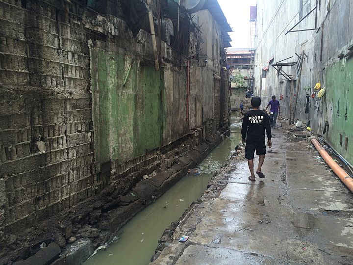  Members of Cebu City Hall's Probe team demolish part of the wall of 138 Mall  in Colon Street  to prepare for dredging works in a portion of the Estero de Parian.  CDN PHOTO/JOSE SANTINO BUNACHITA