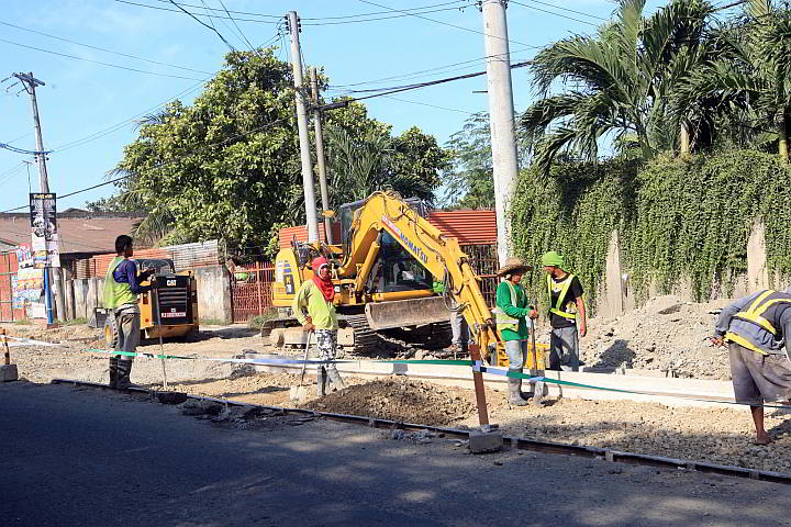 Can the contractor work faster? Road repair and improvement of a section of Plaridel Street in Mandaue City.  Project cost:  P45.2 million. Contractor:  PLD Construction. Start date: March 27, 2015. Target completion is 328 calendar days or January 2016.   (CDN PHOTO/TONEE DESPOJO)