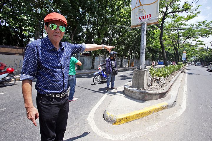 Cebu City Mayor Michael Rama points to the center island of  Pope John Paul II Avenue in  barangay Mabolo which he wants removed to declog traffic  before APEC  meetings start in August.  CDN PHOTO/JUNJIE MENDOZA