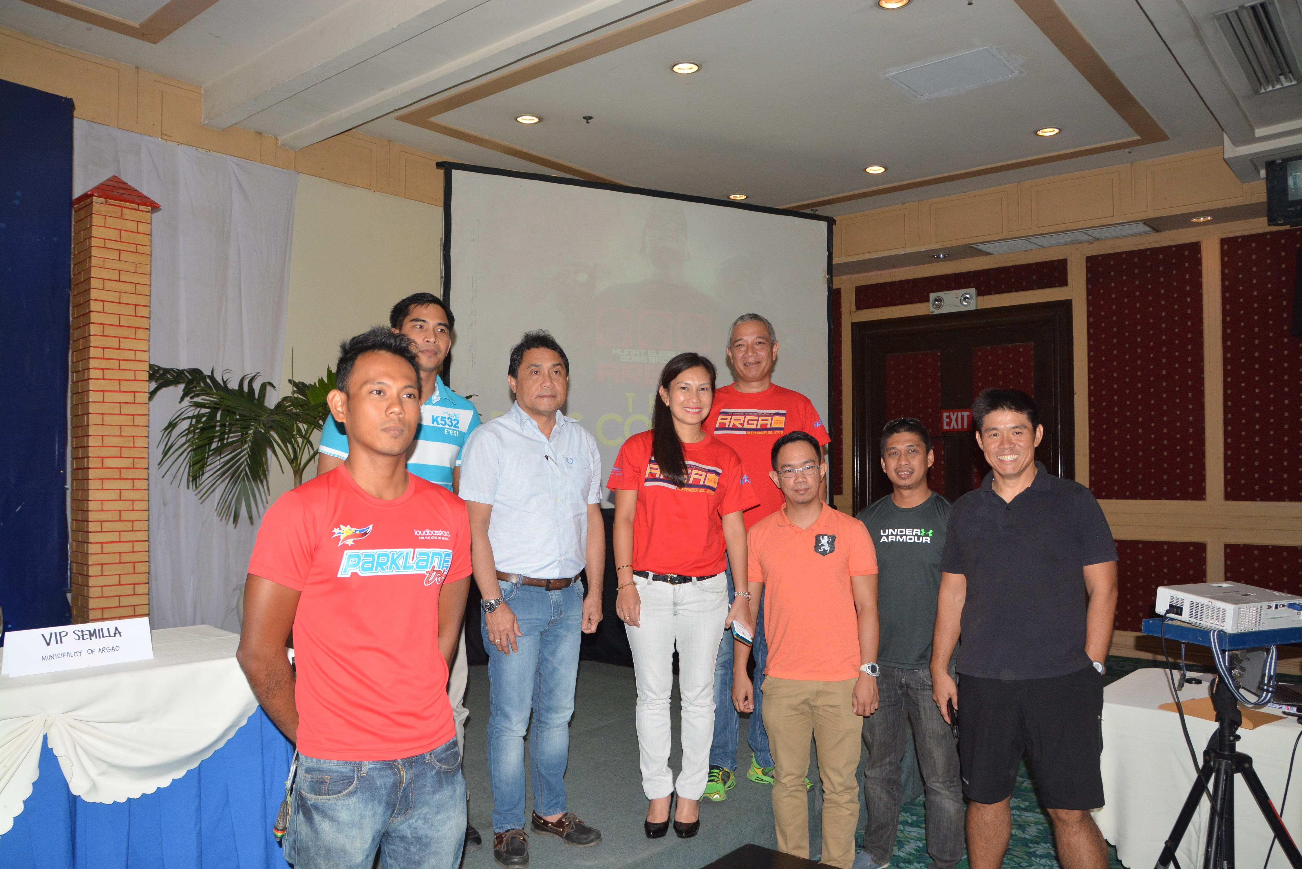 Organizers and some members of the teams participating in the upcoming Hunat Sugbu Triathlon gather at the Cebu Parlane International Hotel after a press conference. In the photo are (back row, from left) Team Manager of Parklane Tri Team Robert Martinez, Argao Mayor Edsel Galeos, Parklane general manager Cen Manguilimutan, Johny Ferniz of Parklane Tri Team, John Inot of Repro Optima, Darwin Saromines of Tri Liloan and Alan Choachuy of Metafit. (CDN/CHRISTIAN MANINGO)