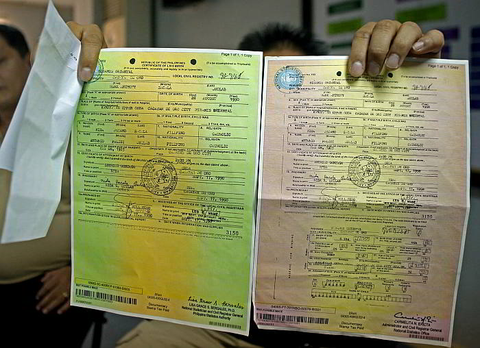 PROOF. An official of the Southwestern University shows some birth certificates issued by the Philippine Statistics Authority (PSA) which bore some tampered entries.  (CDN PHOTO/LITO TECSON)