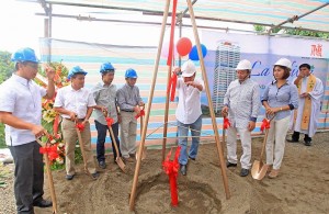 Wei Kiat president Don Ang (5th from left) leads the groundbreaking ceremonies of the firm’s project in Nivel Hills.(CDN/TONEE DESPOJO)