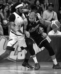 Alaska import Romeo Travis posts up against San Miguel’s Arizona Reid in Game 3 of the PBA Governors’ Cup Finals at the Araneta Coliseum.(PBA IMAGES)