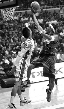 Arwind Santos of San Miguel soars for a lay up against Alaska's Cyrus Baguio in Game 4 of the PBA. (INQUIRER)