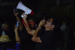 Cebu City Vice Mayor Edgardo Labella convinces the potential billboard jumper to stop attempt. (CDN PHOTO/ CHRISTIAN MANINGO)