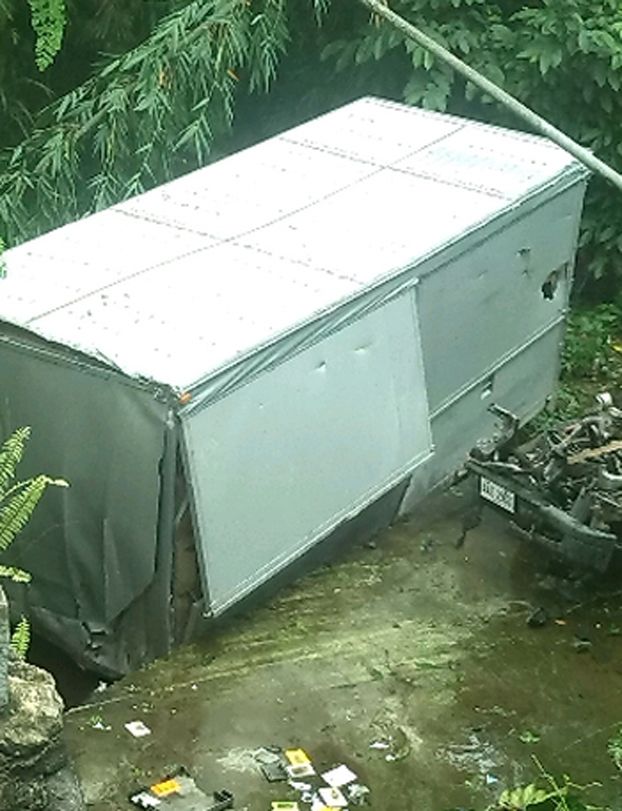 The van of delivery truck fell unto 10 feet canal in Toledo City. (CDN PHOTO/RENE ALIMA)