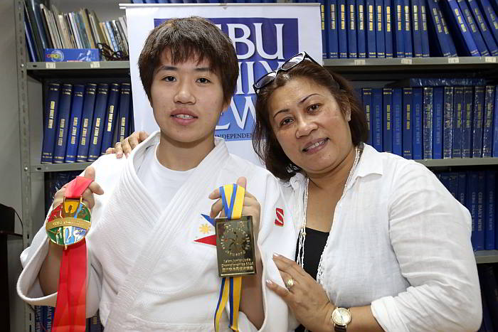 The 18-year-old shows her 2014 Asian  Junior Judo  Championship  gold medal and her 2015 28th SEA Games gold during a visit to the Cebu Daily News. (CDN PHOTO/ JUNJIE MENDOZA)