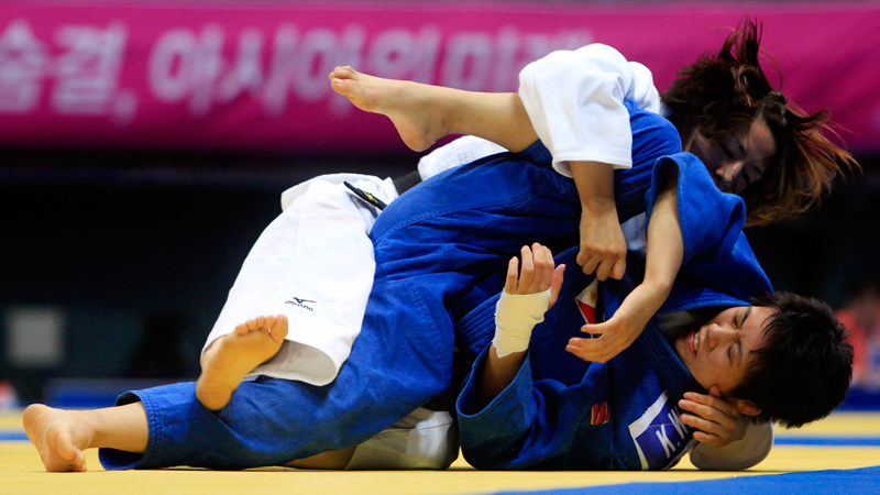 THE PHILIPPINES’ Kiyomi Watanabe (in blue) gets pinned on the mat by Japan’s Kana Abe in Sunday’s quarterfinals of the -63 kg division of women’s judo of the 17th Asian Games at Dowon Gymnasium in Incheon, South Korea. Watanabe dropped a 0-2 decision. (INQUIRER FILE PHOTO)