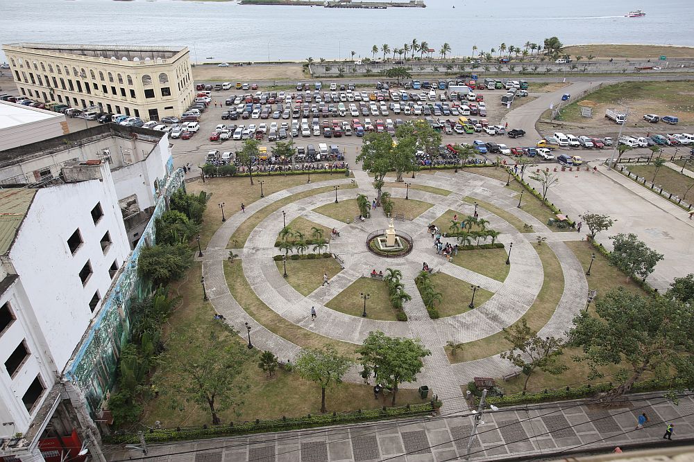 An aerial view of the Senior Citizens Park behind Cebu City Hall and the Compania Maritima building (top left).  A concrete fence  of the Cebu Port Authority was demolished by City Hall in 2012 to give park goers a good view of the sea. Now the cleared space is used as a public parking lot.  (CDN PHOTO/JUNJIE MENDOZA)