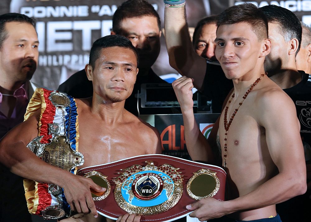  WBO world light flyweight king Donnie “Ahas” Nietes (left) and Mexican challenger Francisco “Chihuas” Rodriguez hold the WBO championship belt after their weigh-in at the SM City Cebu.   (CDN PHOTO/JUNJIE MENDOZA)