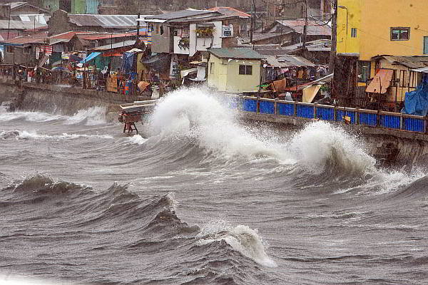 Big waves caused by the monsoon and typhoon Hanna crash against the seawall of Pasil Cebu City on August 5. (CDN PHOTO/ TONEE DESPOJO)