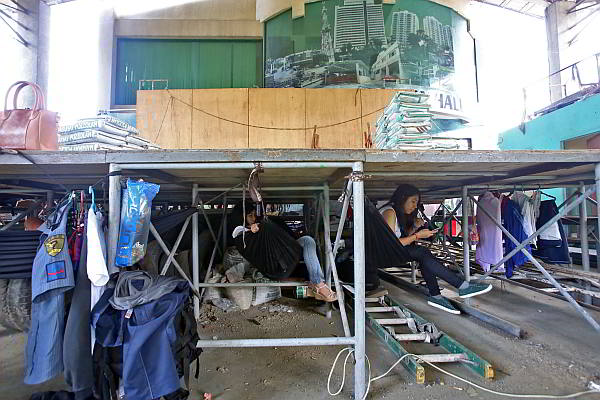 Correspondent Apple Taas tries the hammock. (CDN PHOTO/ JUNJIE MENDOZA)