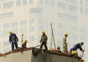 In this June 16, 2015, file photo, laborers work on a smoggy day in Beijing. A new study shows that air pollution is killing about 4,000 people in China a day, accounting for 1 in 6 premature deaths in the world's most populous country. (AP PHOTO)