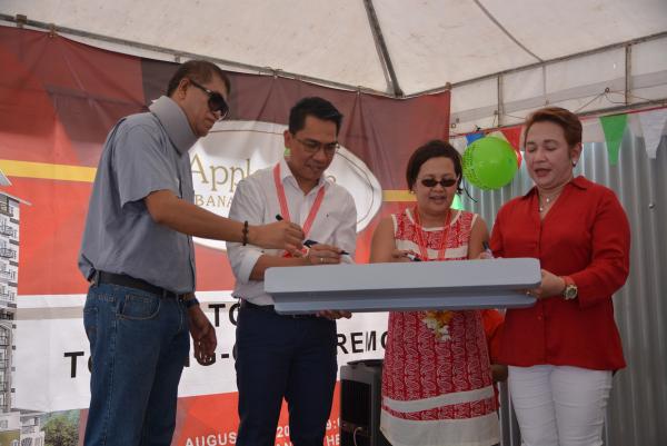 Signing on the last beam for Tower 2 are, from left, Rent.ph founder Chris Malazarte, Archiglobal president Michael Torres, AppleOne corporate secretary Lilibeth cunanan, and AppleOne executive vice president Yvet Andalis. (CDN PHOTO/ CHRISTIAN MANINGO)