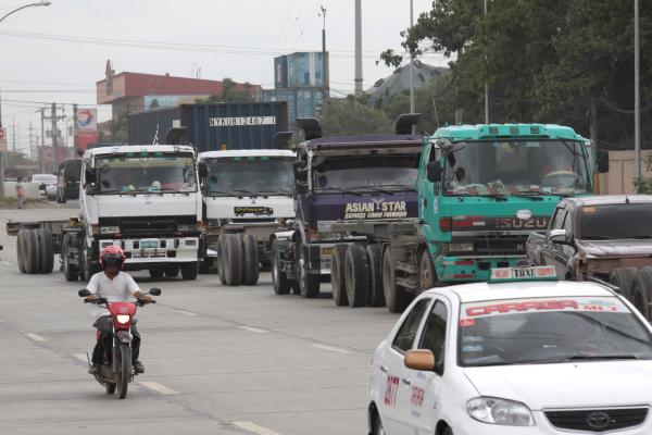 NO ENTRY. Traffic in the cities of Cebu and Mandaue will enforce a truck ban in the APEC ceremonial routes to ensure delegates will get to their meetings on time. The ban will be in effect for the duration of the Third Senior Officials' Meeting (SOM3), from August 22 to September 6. (CDN PHOTO/ JUNJIE MENDOZA)