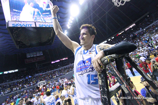 Marc Pingris, seen here celebrating one of four successive championships with San Mig Coffee (now Purefoods Star Hotshots), said he will rejoin the Gilas Pilipinas National Team. 