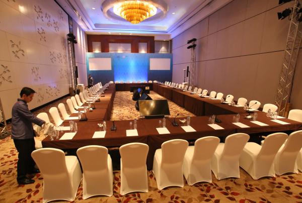 A waiter sets up a function room of Radisson Blu for final inspection as one of the meeting rooms for APEC delegates. (CDN PHOTO/ JUNJIE MENDOZA)
